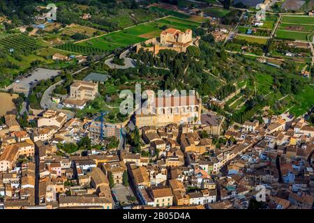 Vieille ville d'Arta avec l'église Transfiguracio del Senyor et l'église Santuari de Sant Salvador, 09.01.2020, Luftbild, Espagne, Iles Baléares, Majorque, Arta Banque D'Images