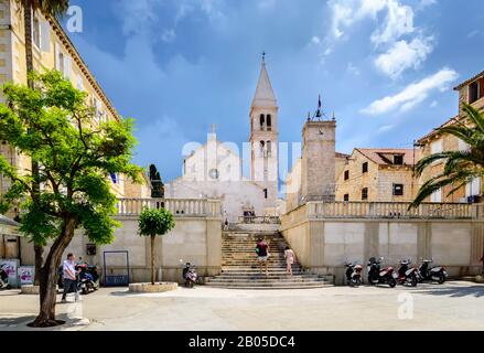 Supetar, Croatie - 22 mai 2019: Église de Saint Pierre ou Crkva sv. Petra dans la ville de Supetar sur l'île de Brac près de Split, Croatie. Bâtiment historique avec s Banque D'Images