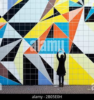 Femme prenant une photo de l'œuvre d'art Hornet, Kunstsammlung NRW, Allemagne, Rhénanie-du-Nord-Westphalie, Bas-Rhin, Düsseldorf Banque D'Images