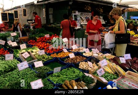 ALLEMAGNE, BAVIÈRE, MUNICH, VIKTUALIENMARKT, MARCHÉ QUOTIDIEN, STAND DE PRODUCTION Banque D'Images