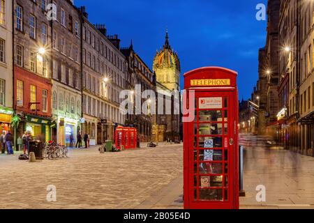 Edinburgh, JUL 11: Vue de nuit sur la rue avec stand de téléphone rouge du centre-ville le 11 JUILLET 2011 à Édimbourg Banque D'Images