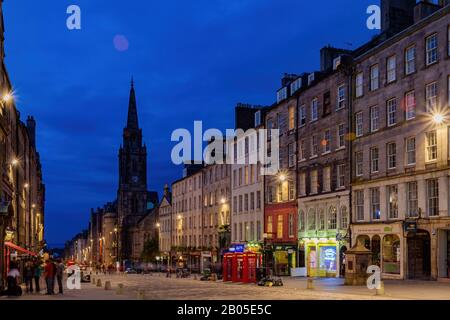 Edinburgh, JUL 11: Vue de nuit sur la rue avec stand de téléphone rouge du centre-ville le 11 JUILLET 2011 à Édimbourg Banque D'Images