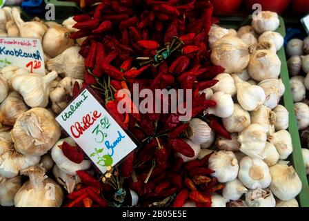 L'ALLEMAGNE, LA BAVIÈRE, MUNICH, VIKTUALIENMARKT, MARCHÉ QUOTIDIEN, PRODUISENT DES PIMENTS Banque D'Images