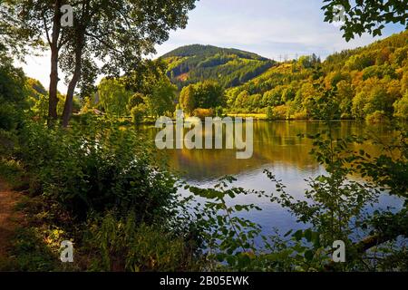 Lac de stockage de la Ruhr près d'Olsberg, Allemagne, Rhénanie-du-Nord-Westphalie, Sauerland, Olsberg Banque D'Images