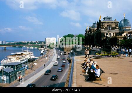 ALLEMAGNE, DRESDE, RIVIÈRE ELBE, TERRASSE BRUHLSCHE Banque D'Images