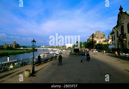 ALLEMAGNE, DRESDE, RIVIÈRE ELBE, TERRASSE BRUHLSCHE Banque D'Images