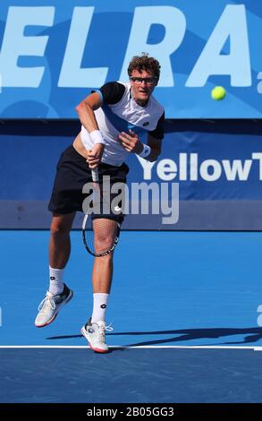 Delray Beach, Floride, États-Unis. 18 février 2020. Denis ISTOMIN (UZB) sert contre Milos RAONIC (CAN) au tournoi de tennis professionnel ATP ouvert de la plage Delray 2020, joué au Delray Beach Stadium & tennis Center à Delray Beach, Floride, États-Unis. Mario Houben/Csm/Alay Live News Banque D'Images