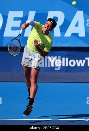 Delray Beach, Floride, États-Unis. 18 février 2020. Milos RAONIC (CAN) sert contre Denis ISTOMIN (UZB) au tournoi de tennis professionnel ATP ouvert de la plage Delray 2020, joué au Delray Beach Stadium & tennis Center à Delray Beach, Floride, États-Unis. Mario Houben/Csm/Alay Live News Banque D'Images