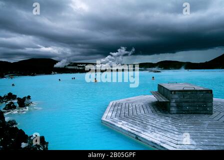 ISLANDE, PRÈS DE REYKJAVIK, ZONE THERMALE DE BLUE LAGOON, SPA, PISCINE, CENTRALE ÉLECTRIQUE EN ARRIÈRE-PLAN Banque D'Images