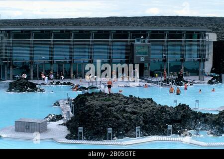 ISLANDE, PRÈS DE REYKJAVIK, ZONE THERMALE DE BLUE LAGOON, SPA, PERSONNES DANS LA PISCINE Banque D'Images