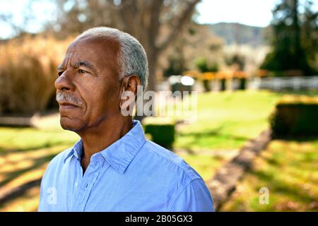 Portrait of senior man inquiets à la recherche. Banque D'Images