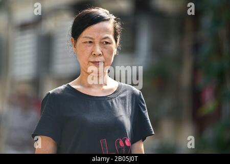 Une femme chinoise dans les rues de la vieille ville de Shanghai, Penglai Road, Huangpu. Chine Banque D'Images