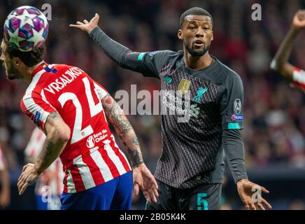 Le FC Georginio Wijnaldum et l'Atletico de Madrid Sime Vrsaljko de Liverpool sont considérés en action lors du match de la Ligue des Champions de l'UEFA, tour de 16 première jambe entre l'Atletico de Madrid et le FC Liverpool au stade Wanda Metropolitano de Madrid.(score final; Atletico de Madrid 1:0 Liverpool FC) Banque D'Images