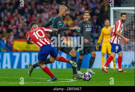 Les FC Fabinho Tavares et Atletico de Madrid Angel Correa de Liverpool sont en action lors du match de la Ligue des Champions de l'UEFA, tour de 16 première jambe entre Atletico de Madrid et le FC Liverpool au stade Wanda Metropolitano de Madrid.(score final; Atletico de Madrid 1:0 Liverpool FC) Banque D'Images