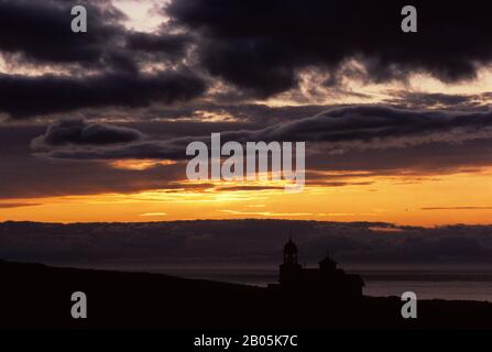 ÉTATS-UNIS, ALASKA, KODIAK ISLAND, KARLUK, SILHOUETTE DE L'ANCIENNE ÉGLISE ORTHODOXE RUSSE AU COUCHER DU SOLEIL Banque D'Images