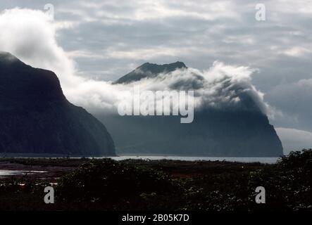 ÉTATS-UNIS, ALASKA, CÔTE DE L'ÎLE KODIAK AU VILLAGE DE KARLUK Banque D'Images