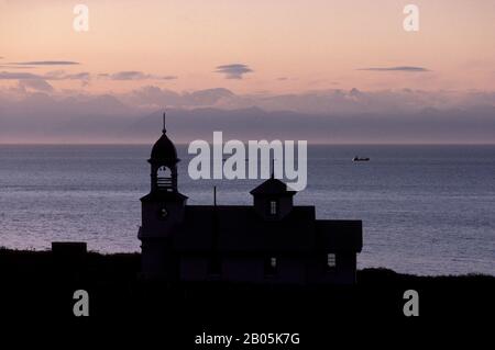 ÉTATS-UNIS, ALASKA, KODIAK ISLAND KARLUK, SILHOUETTE DE L'ANCIENNE ÉGLISE ORTHODOXE RUSSE AU COUCHER DU SOLEIL Banque D'Images