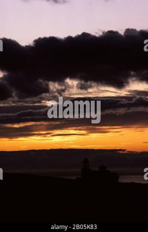 ÉTATS-UNIS, ALASKA, KODIAK ISLAND, KARLUK, SILHOUETTE DE L'ANCIENNE ÉGLISE ORTHODOXE RUSSE AU COUCHER DU SOLEIL Banque D'Images