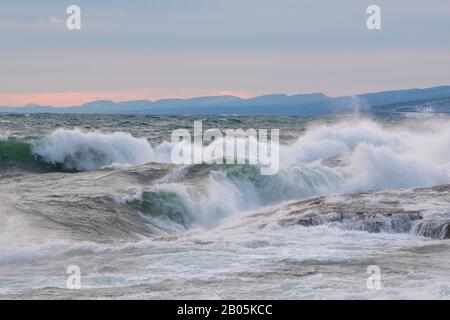 Lac supérieur vagues battent le rivage, Artist point, Grand Marais, Cook County, MN, janvier, par Dominique Braud/Dembinsky photo Assoc Banque D'Images