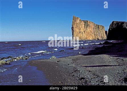 CANADA, QUÉBEC, PÉNINSULE DE GASPE, PERCE, PLAGE AVEC FOND DE PERCE ROCK Banque D'Images