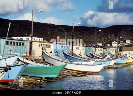 ST. ISL PIERRE ET MIQUELON. (ÎLES FRANÇAISES), ST. PIERRE, BATEAUX DE PÊCHE ET CABANES Banque D'Images