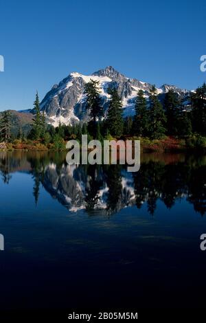 ÉTATS-UNIS, WASHINGTON, HEATHER MEADOWS, MT. SHUKSAN (PARC NATIONAL DE NO.CASCADES) SE REFLÈTE DANS LE LAC Banque D'Images