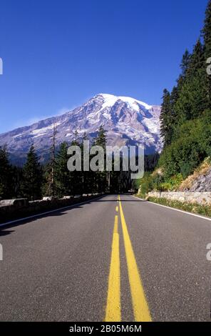 ÉTATS-UNIS, WASHINGTON, MT.RAINIER NATIONAL. PARC, VUE PANORAMIQUE DE LA ROUTE AVEC MT. RAINIER EN ARRIÈRE-PLAN Banque D'Images