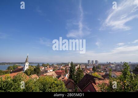 Vue aérienne sur le quartier de Zemun, vue depuis l'emplacement panoramique de Gardos, à Belgrade, en Serbie, pendant un après-midi ensoleillé, avec le Danube et le ch Banque D'Images