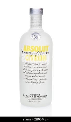 Irvine, CALIFORNIE - 16 JUILLET 2014 : une bouteille de 750 ml de Vodka Absolut citron. Absolut, produit en Suède, est la troisième marque de spiri alcoolique Banque D'Images