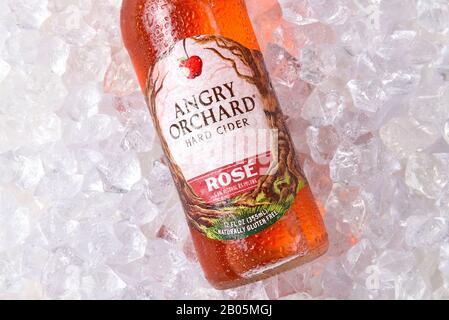 Irvine, CALIFORNIE - 19 OCTOBRE 2018 : Anrgy Orchard Rose Hard Cider se ferme sur un lit de glace. Fait avec des pommes de Chair rouge française rares.. Banque D'Images