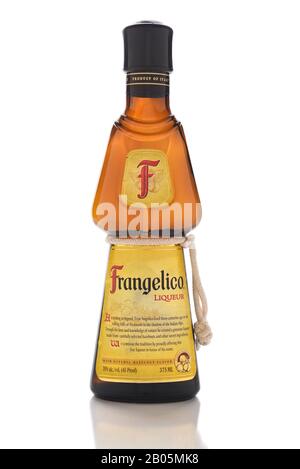 IRVINE, CALIFORNIE - 13 JANVIER 2017 : FRANGELICO. Une liqueur aromatisée aux noisettes et aux herbes, produite à Canala, en Italie. Les bouteilles sont faites pour ressembler à un Banque D'Images