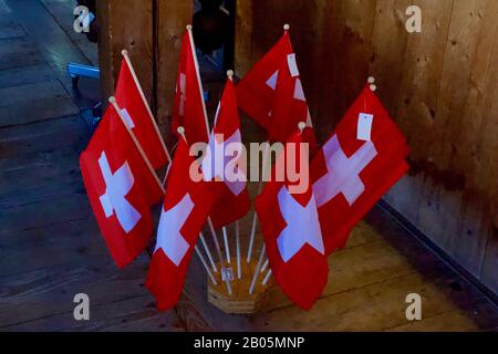 Drapeaux Suisses, Lucerne, Suisse. Banque D'Images