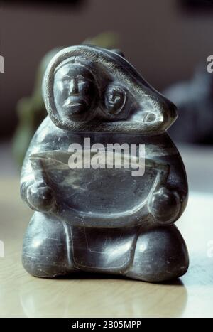 CANADA, TERRITOIRES DU NORD-OUEST, ARVIAT, (POINT ESQUIMAU), SCULPTURE EN PIERRE DE SAVON Banque D'Images