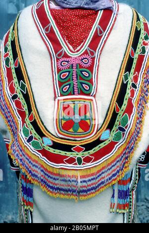 CANADA, TERRITOIRES DU NORD-OUEST, ARVIAT, (POINT ESQUIMAU), GROS PLAN DE LA ROBE TRADITIONNELLE INUITE Banque D'Images