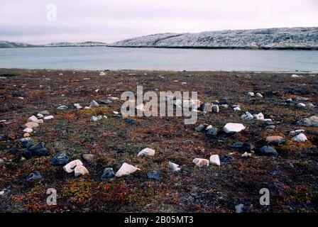 CANADA, TERRITOIRES DU NORD-OUEST, BAIE D'HUDSON, ÎLE DE MARBRE, ANNEAU DE TENTE INUIT CONSTRUIT TRADITIONNELLEMENT Banque D'Images