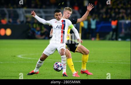 Erling Haaland (BVB) et Thiago Silva (PSG) rivalisent pour le ballon lors du match de football de l'UEFA Champions League Borussia Dortmund contre Paris St. Germain Banque D'Images