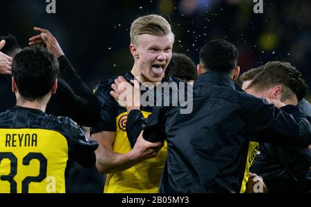 Erling Haaland (BVB) célèbre avec ses coéquipiers après le match de football de l'UEFA Champions League Borussia Dortmund contre Paris St Germain Banque D'Images