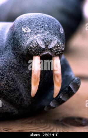 CANADA, T.N.-O., BAIE D'HUDSON, ÎLE DE SOUTH HAMPTON, PT INDIGÈNE, MORSE SCULPTÉ EN PIERRE DE SAVON Banque D'Images