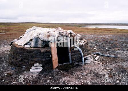 CANADA, T.N.-O., BAIE D'HUDSON, ÎLE DE SOUTH HAMPTON, PT INDIGÈNE, CAMP DE CHASSE D'ÉTÉ INUIT TRADITIONNEL Banque D'Images