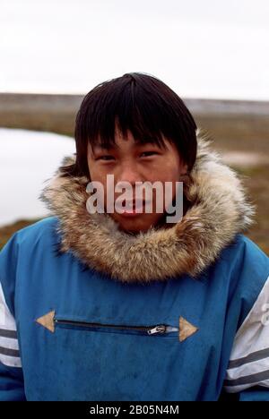 CANADA, T.N.-O., BAIE D'HUDSON, ÎLE DE SOUTH HAMPTON, PT INDIGÈNE, PORTRAIT D'UN GARÇON INUIT Banque D'Images
