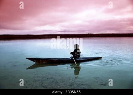 CANADA, T.N.-O., BAIE D'HUDSON, ÎLE DE SOUTH HAMPTON, PT INDIGÈNE, INUIT EN KAYAK TRADITIONNEL Banque D'Images