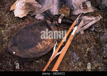 CANADA, NUNAVUT, BAIE D'HUDSON, ÎLE DE BAFFIN, CAPE DORSET, ARMES DE CHASSE TRADITIONNELLES INUITES Banque D'Images