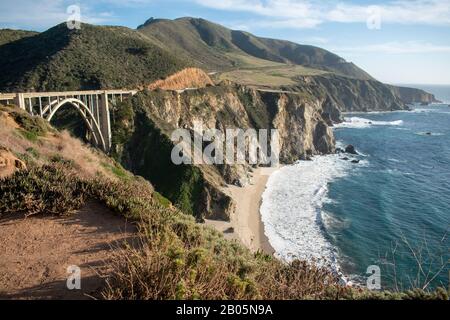 Bixby Bridge est un célèbre monument à Big sur, CA et il attire généralement un grand nombre de touristes. Banque D'Images