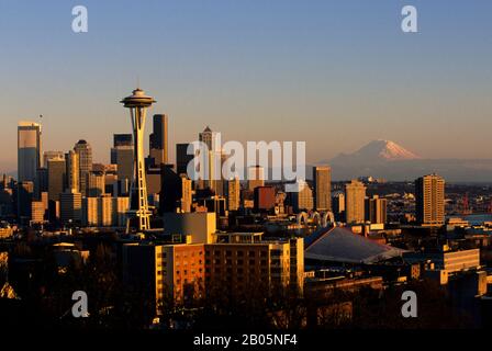 USA, SEATTLE AVEC MT. RAINIER EN ARRIÈRE-PLAN, SOIR Banque D'Images