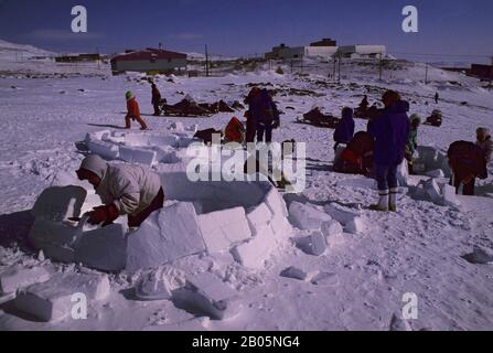 CANADA, T.N.-O., IQALUIT, TOONIK TYME FESTIVAL, CONCOURS DE CONSTRUCTION IGLOO POUR LES ENFANTS Banque D'Images