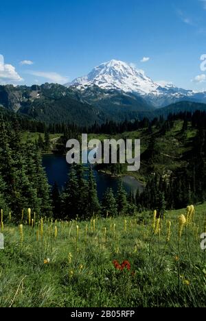 ÉTATS-UNIS, WASHINGTON, PARC NATIONAL DU MT.RAINIER, MONT RAINIER ET EUNICE LAKE Banque D'Images