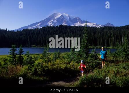 ÉTATS-UNIS, WASHINGTON, MONT RAINIER NAT'L. PARC, MT. RAINIER, REFLECTION LAKES, RANDONNEURS (PUBLIÉ) Banque D'Images