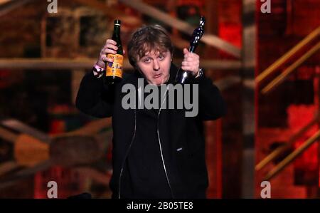 Lewis Capaldi avec son prix de la chanson de l'année sur scène au Brit Awards 2020 à l'O2 Arena de Londres. Banque D'Images