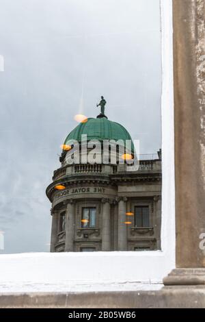 Edinburgh Scotland - 14 septembre 2019: Dôme de la Royal Society of Edinburgh réfléchissant sur une grande fenêtre en face, Edinburgh UK Banque D'Images