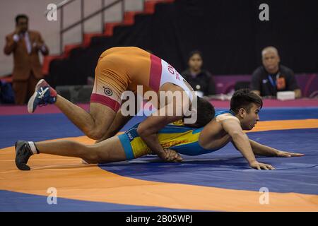 New Delhi, Inde. 18 février 2020. Kumar Sunil de l'Inde (top) vies avec Azat Salidinov du Kirghizstan lors du match final de lutte gréco-romaine de 87 kg pour les hommes lors des Championnats asiatiques de lutte 2020 à New Delhi, Inde, 18 février 2020. Crédit: Javed Dar/Xinhua/Alay Live News Banque D'Images